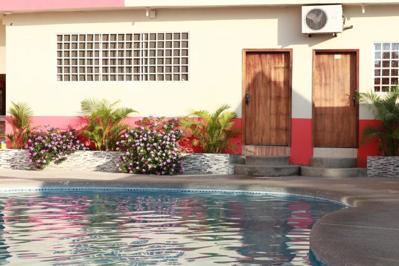 Hotel Pikeiro Blue มันตา ภายนอก รูปภาพ